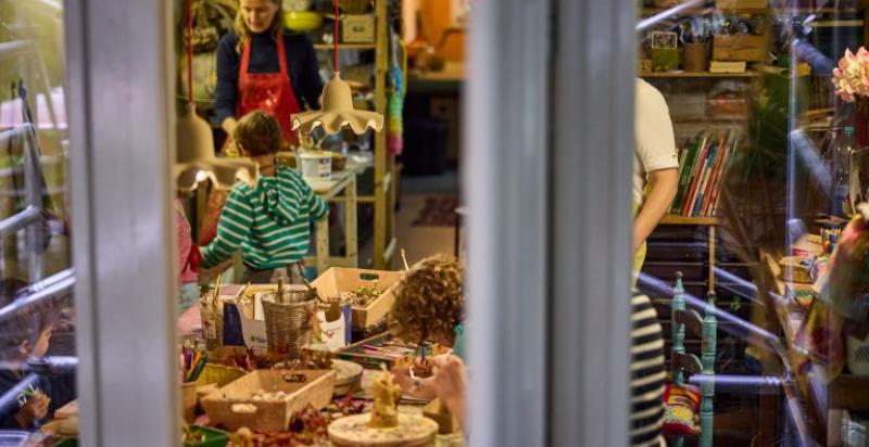 Kinderen knutselen in een atelier