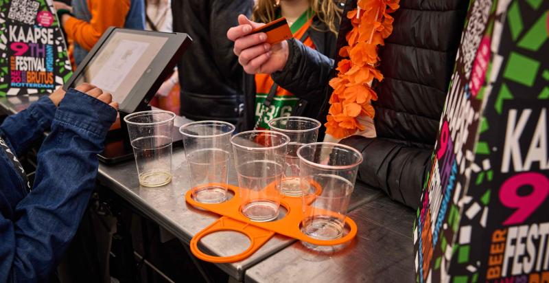 bekers worden ingeleverd aan de bar