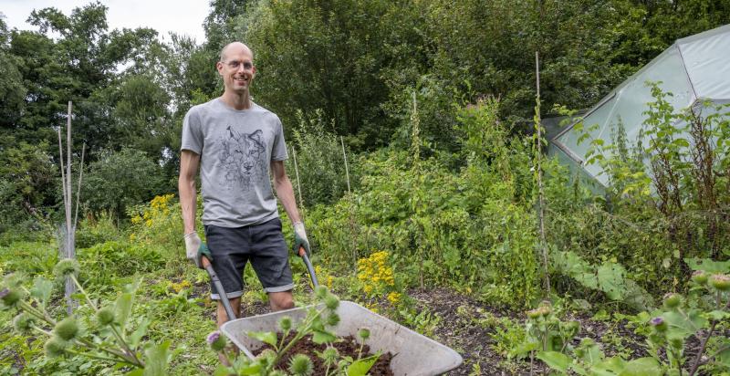 Stefan Herwig in zijn tuin