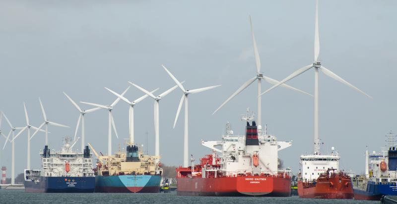 Stukje Rotterdamse haven met schepen en een rij windmolens