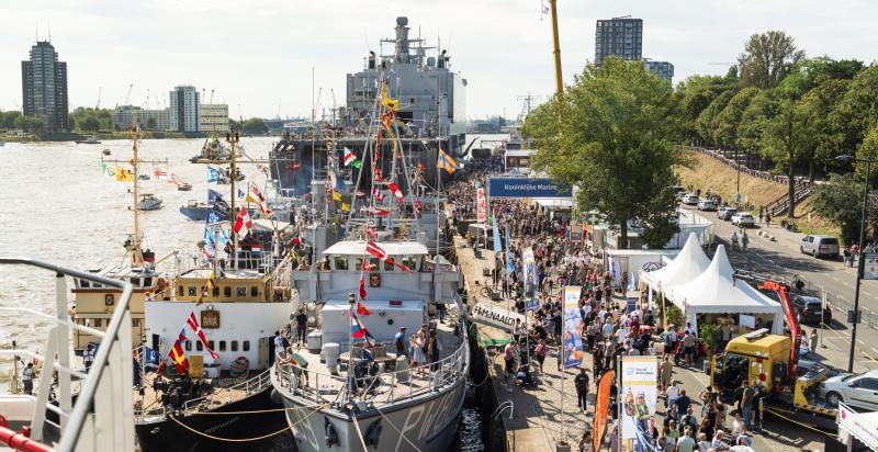 Festivalgangers op de horecakade tijdens de Wereldhavendagen