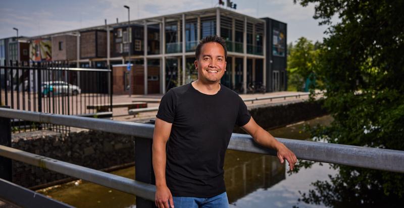 Rick Knufman staat op de brug voor circulair centrum De HER