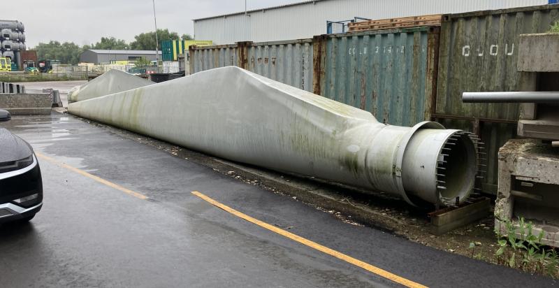 Windturbineblad ligt klaar om er een brug van te maken.