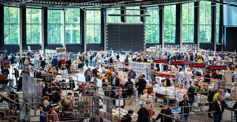 Grote hal vol kraampjes met cd's en LP's