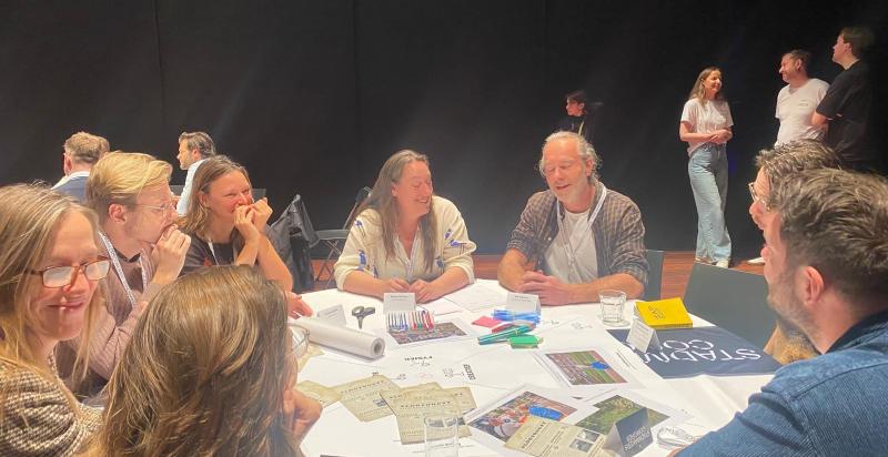 Een groep stadsmakers aan de slag tijdens het congres