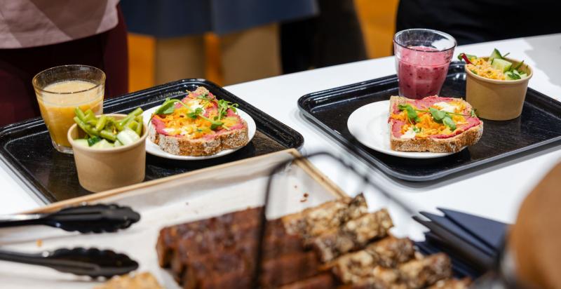 Een kleine impressie van het aanbod in de kantine van de gemeente Rotterdam (door Jaqueline Fuijkschot).