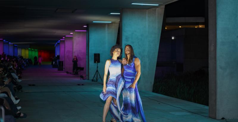 Twee modellen in duurzame kleding