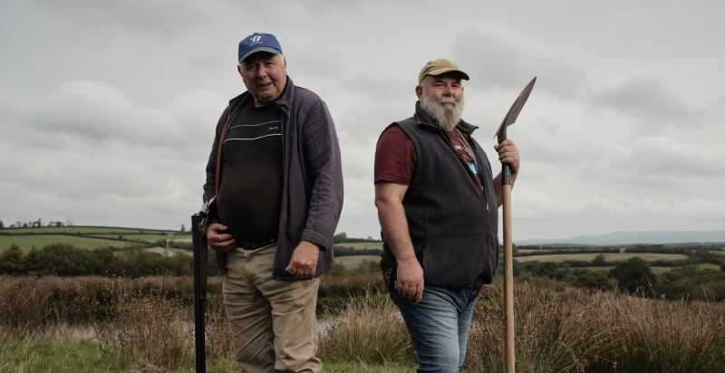 Op de foto twee heren, Derek en Derek, met h de achtergrond een uitgestrekt landschap