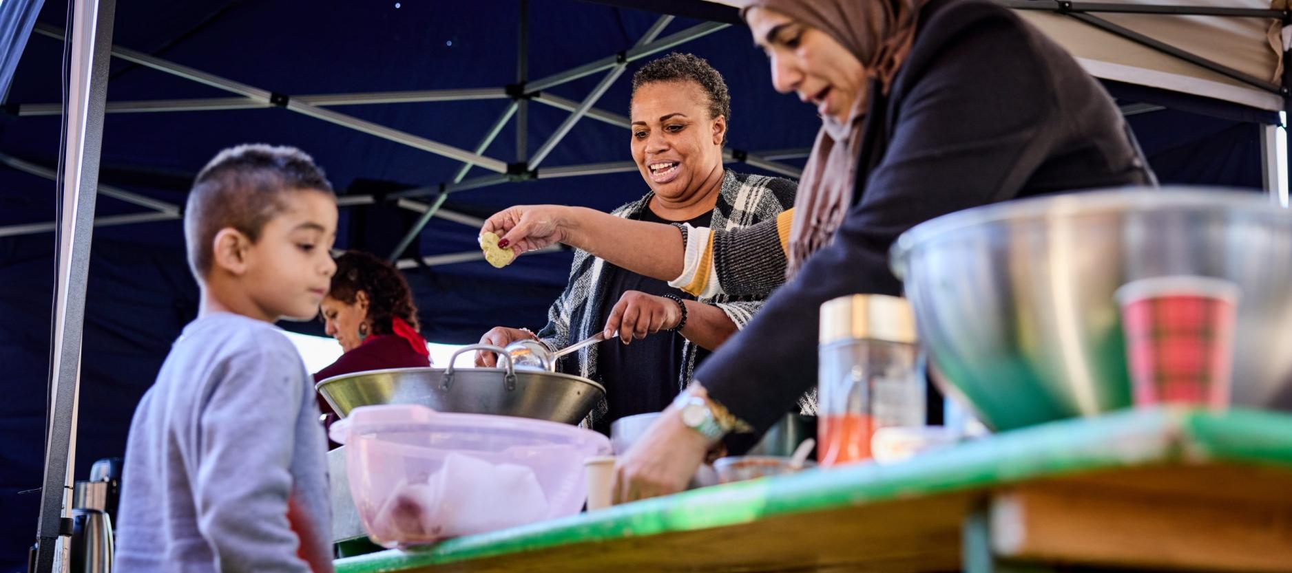 Brooderhood - Vrouwen en kind bij het brood maken