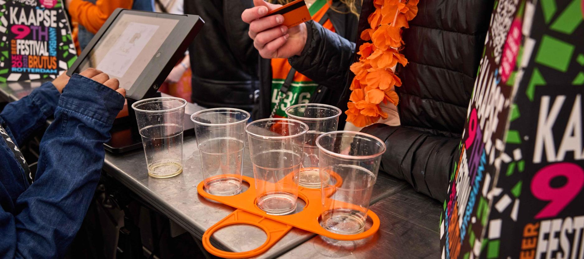 bekers worden ingeleverd aan de bar