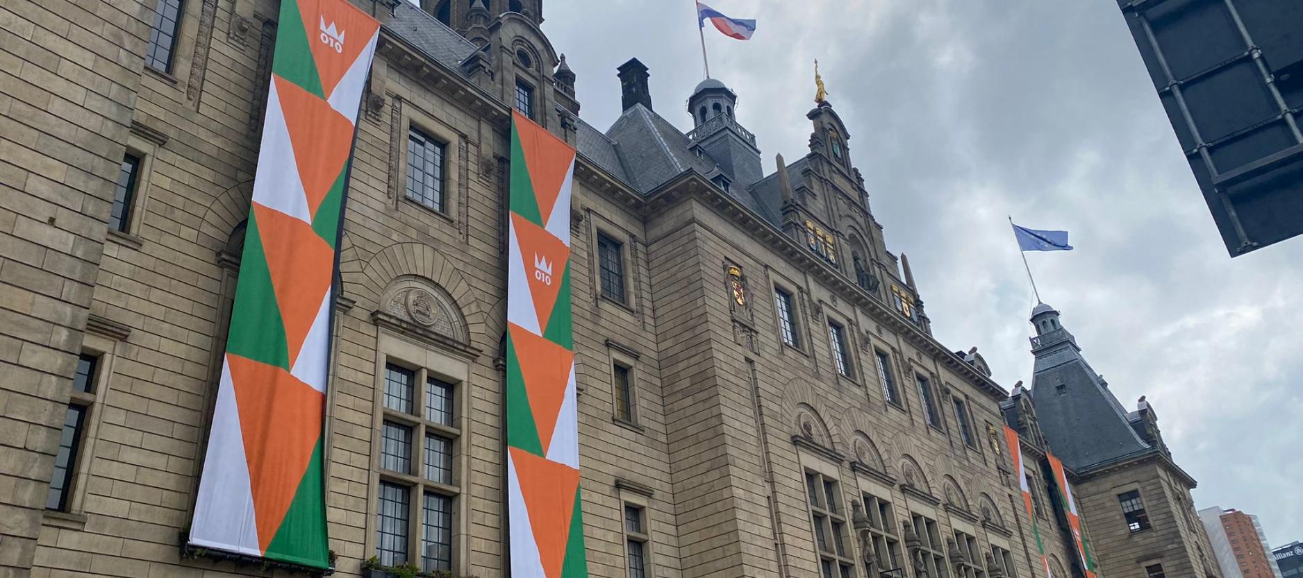 stadhuis Rotterdam vlaggen Koningsdag