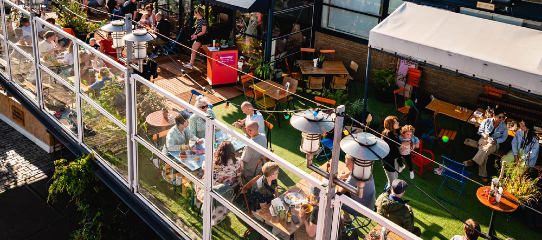 Op de foto een vol terras bij OASE Rotterdam