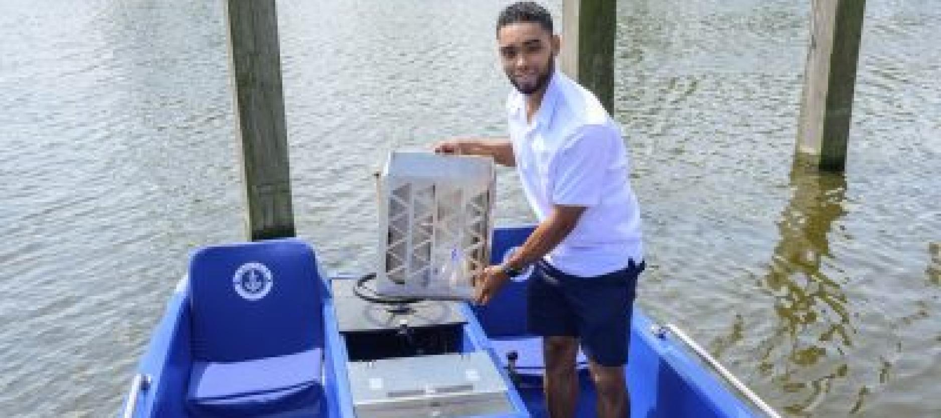 Plastic vangen op een bootje