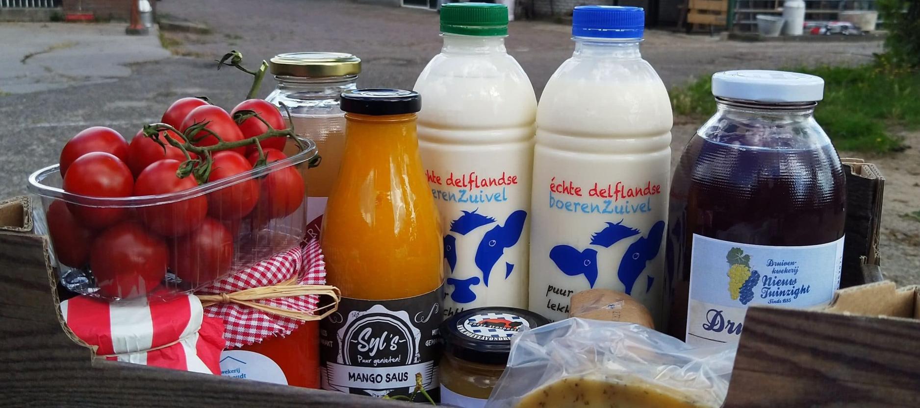 Op de foto een krat met diverse streekproducten, zoals een pak melk, tomaten, sap en kaas.