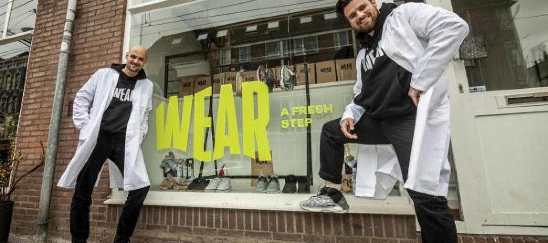 Ondernemers van WEAR staan voor hun winkel