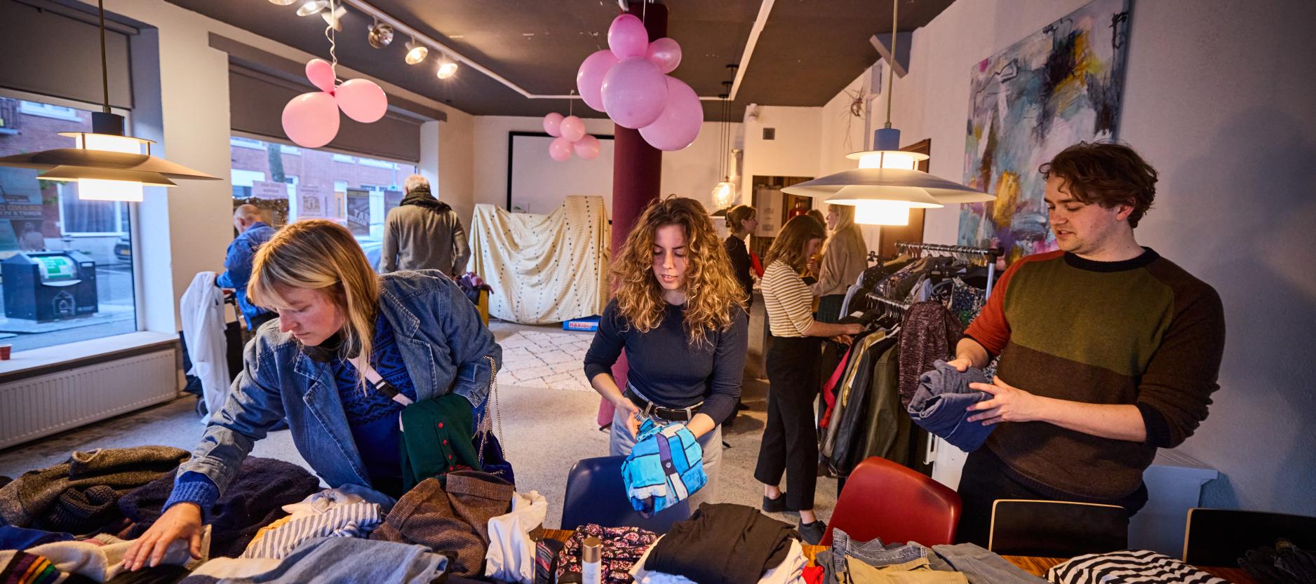 Kleding met elkaar ruilen in de wijk is hartstikke circulair
