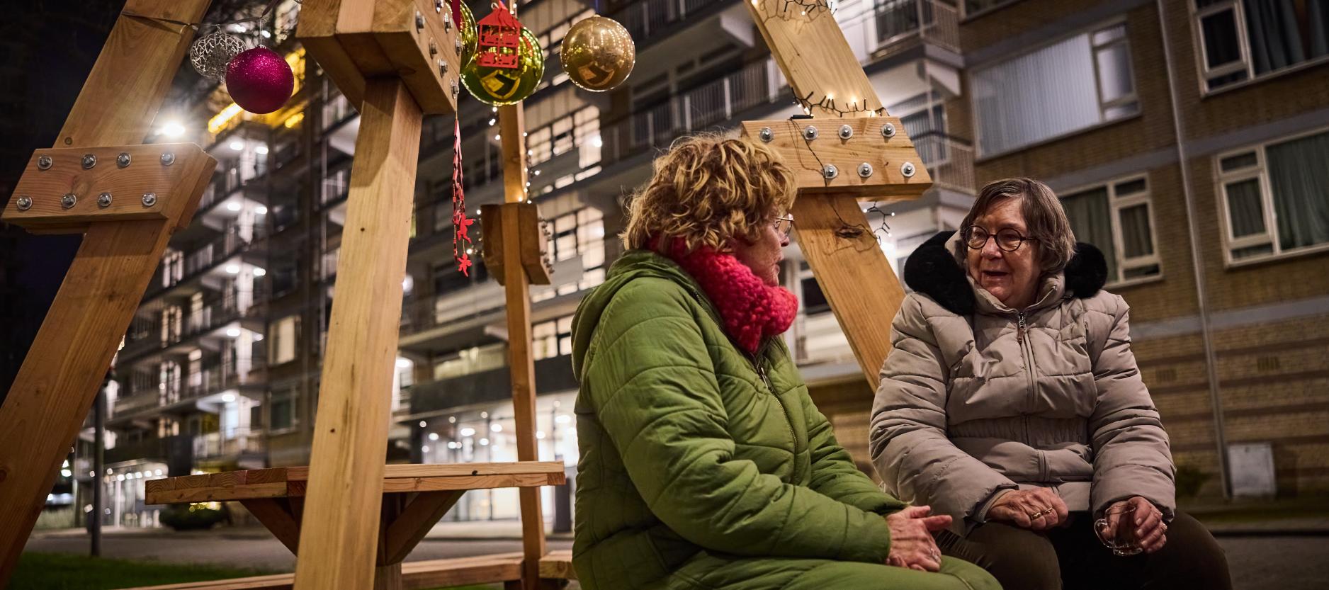 Kerstbomen van hout in 20 Rotterdamse straten