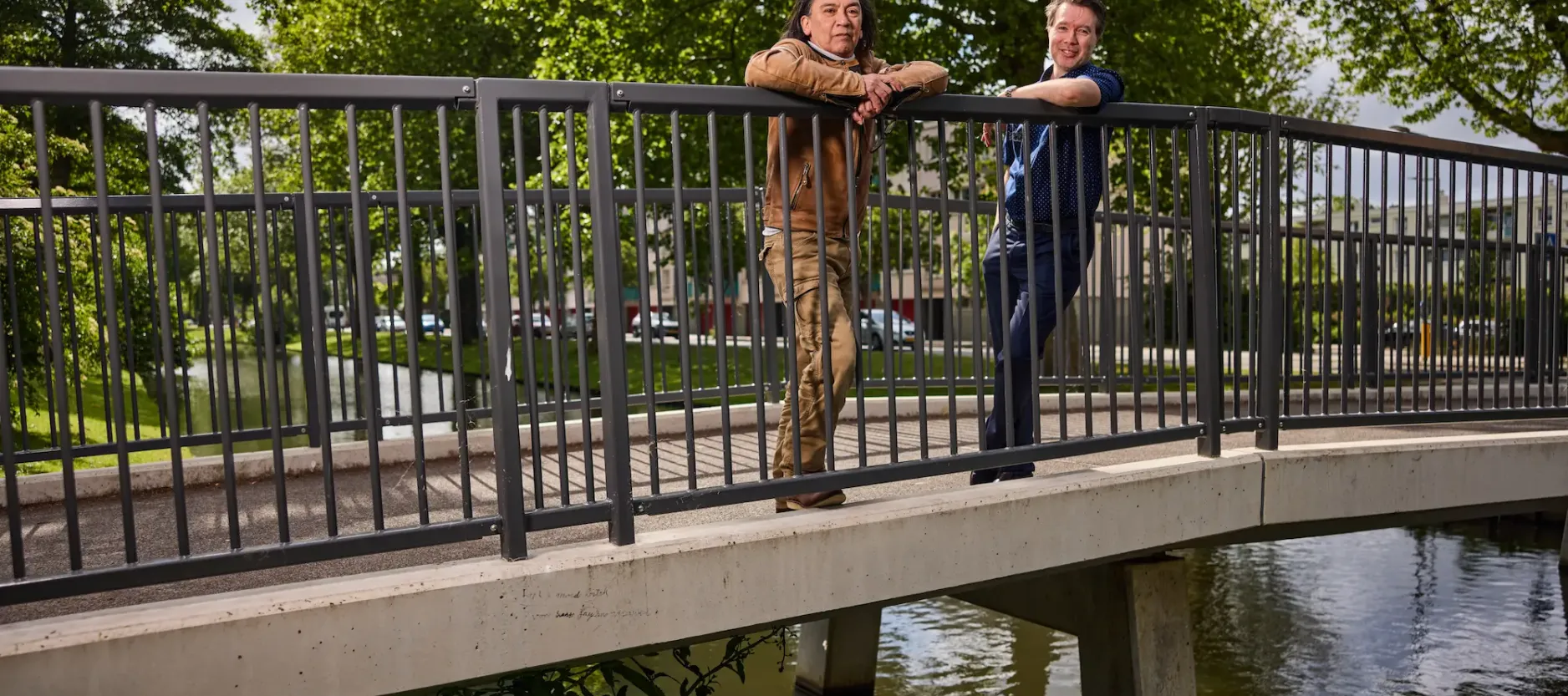 Robert en William staan op een circulaire brug