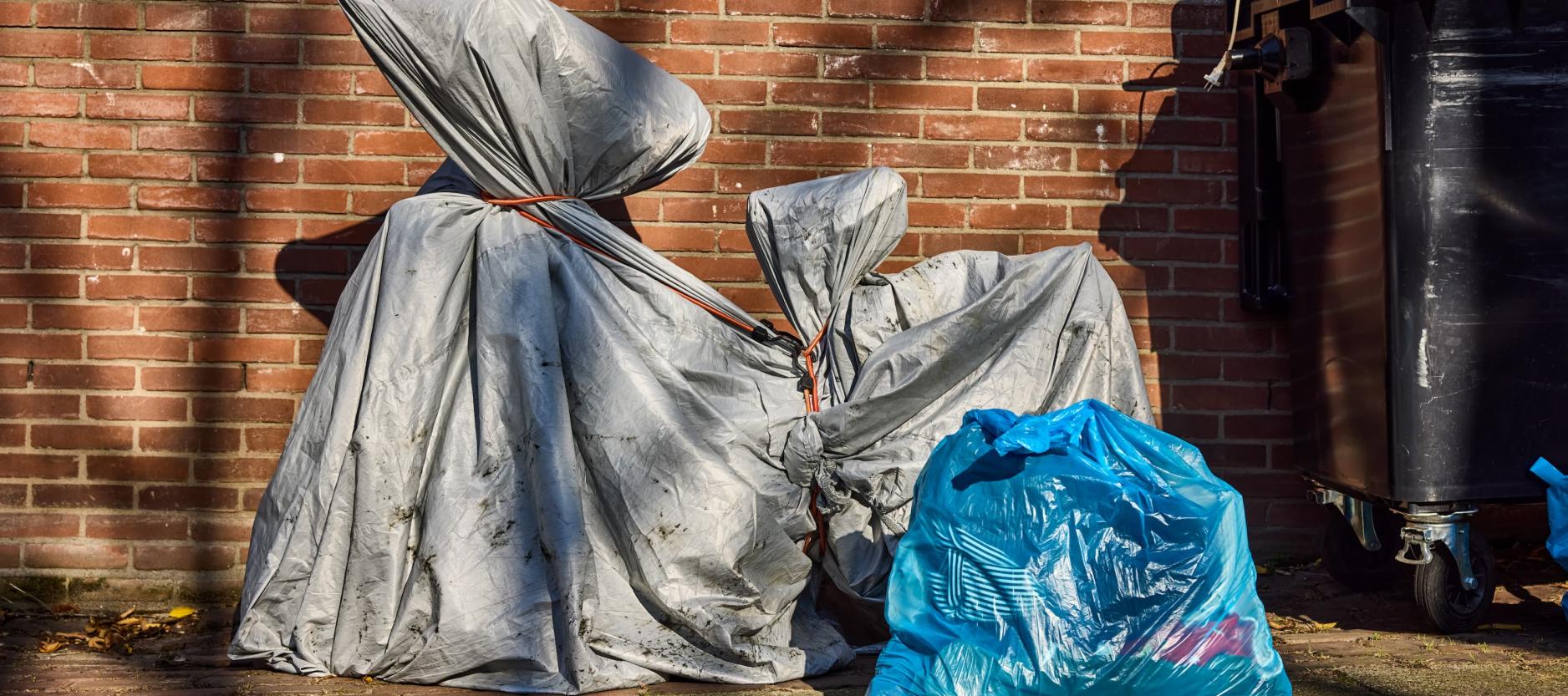 Vuilniszakken op straat met daarin ingezameld afval uit een buurt.