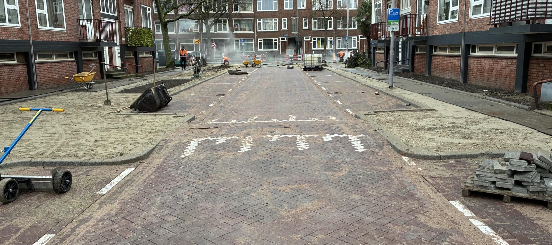 Straat met straatstenen die circulair zijn