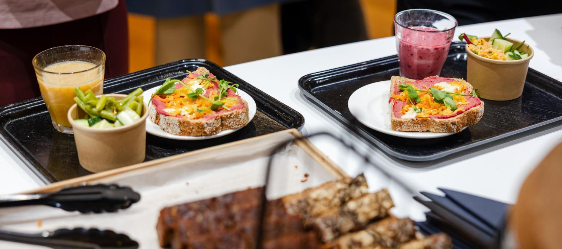 Een kleine impressie van het aanbod in de kantine van de gemeente Rotterdam (door Jaqueline Fuijkschot).