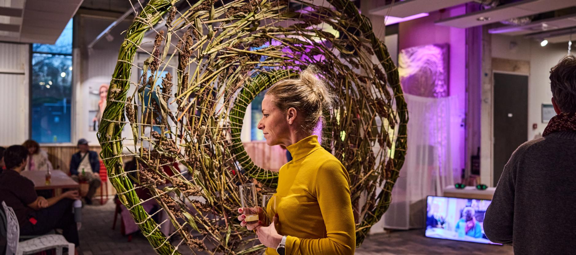 vrouw staat voor takken