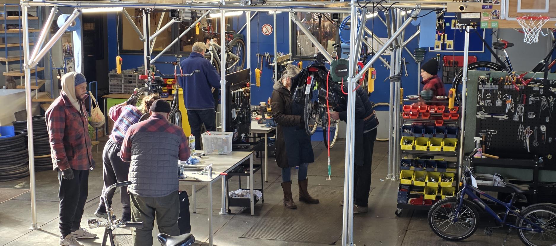 fietsen worden gerepareerd in een werkplaats