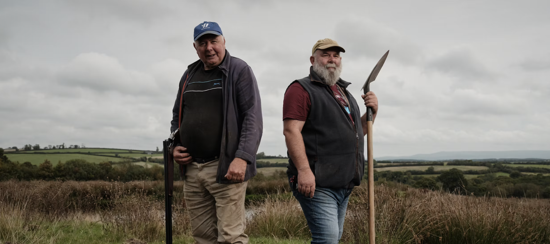 Op de foto twee heren, Derek en Derek, met h de achtergrond een uitgestrekt landschap