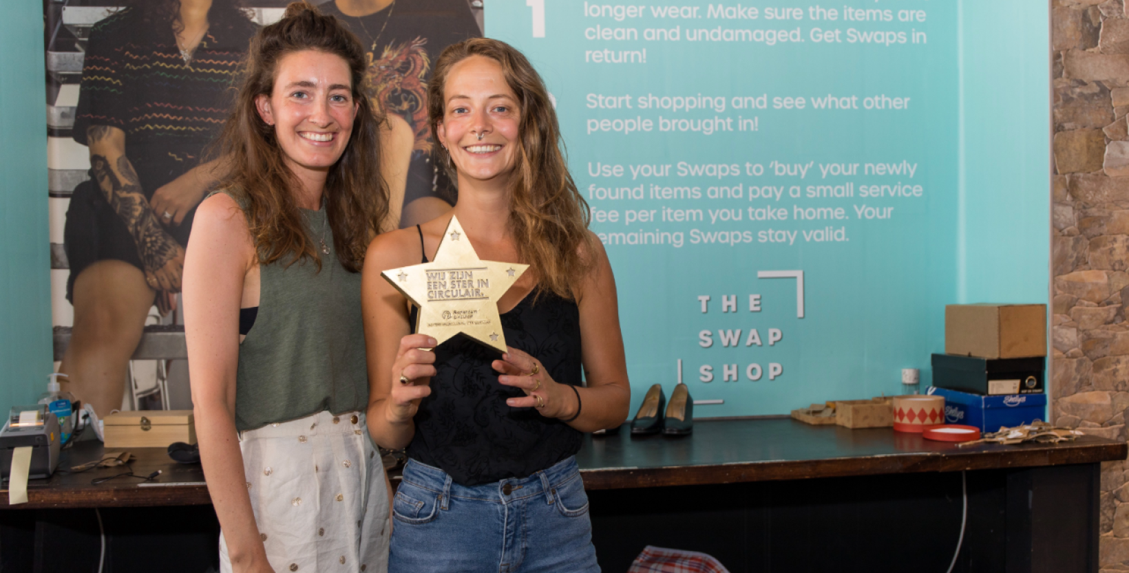 Op de foto de initiatiefnemers van The Swapshop. De persoon rechts houdt een award beet in de vorm van een ster, de Ster in Circulair.