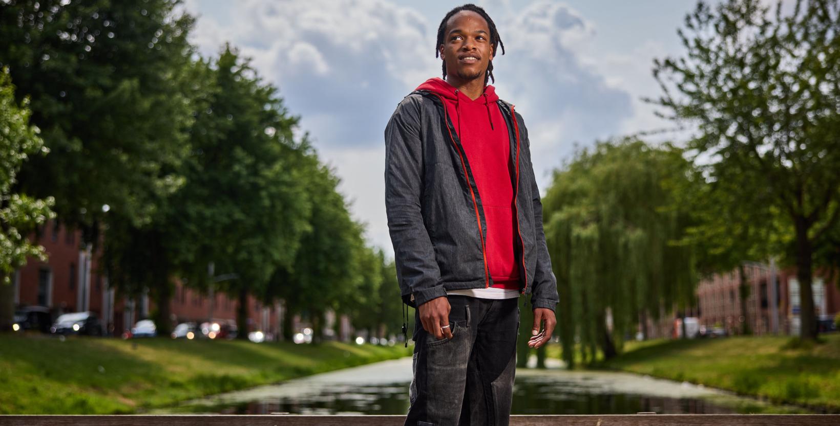 portret foto van Jenthen Martina, in een groene straat met een sloot en bomen.