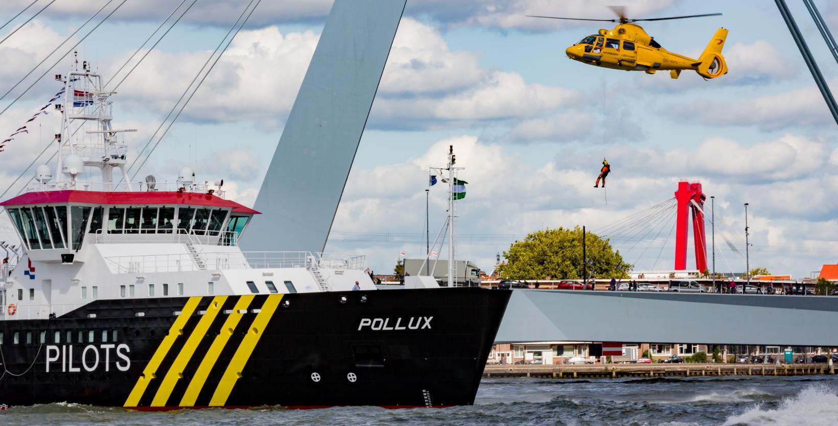 De erasmusbrug met daarvoor een helicopter en schip