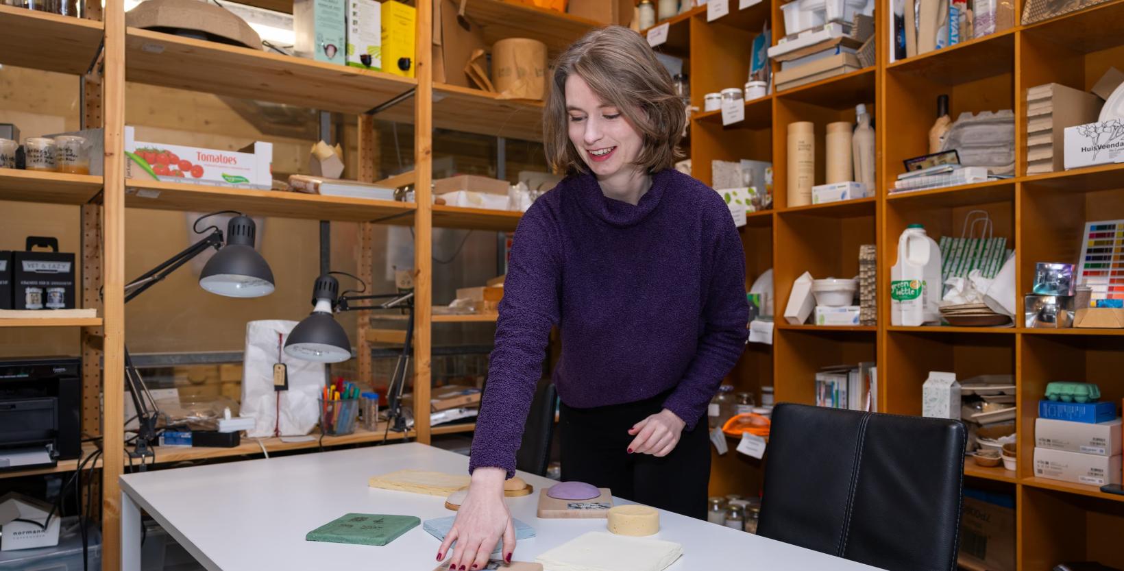 Circulaire ondernemer Lisanne Peters van SymbioMatter in haar werkruimte.