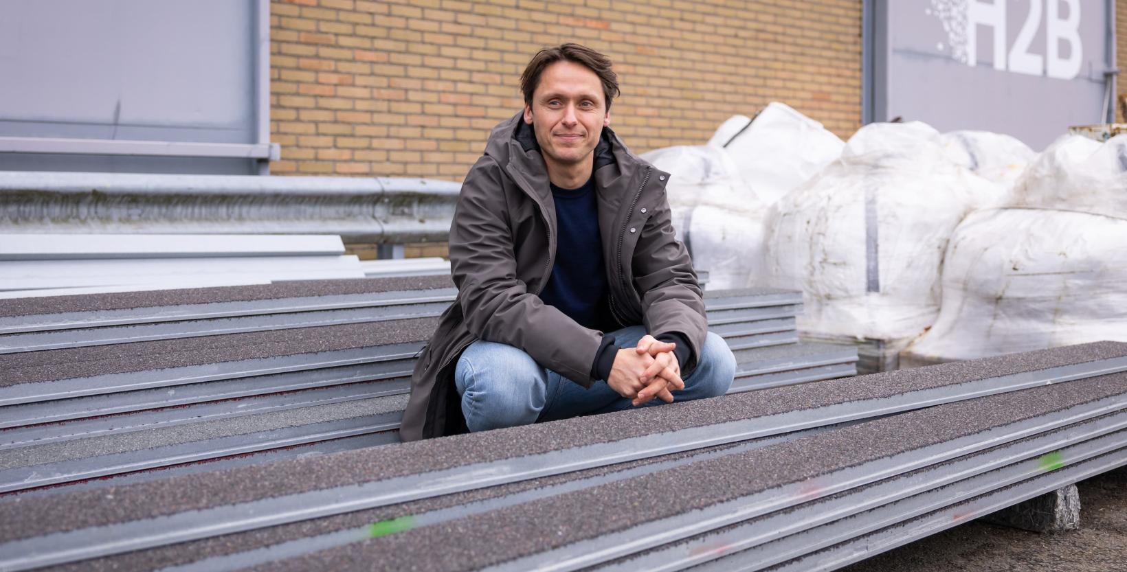 Ondernemer Jochem Cuppen poseert met zijn producten van biocomposiet