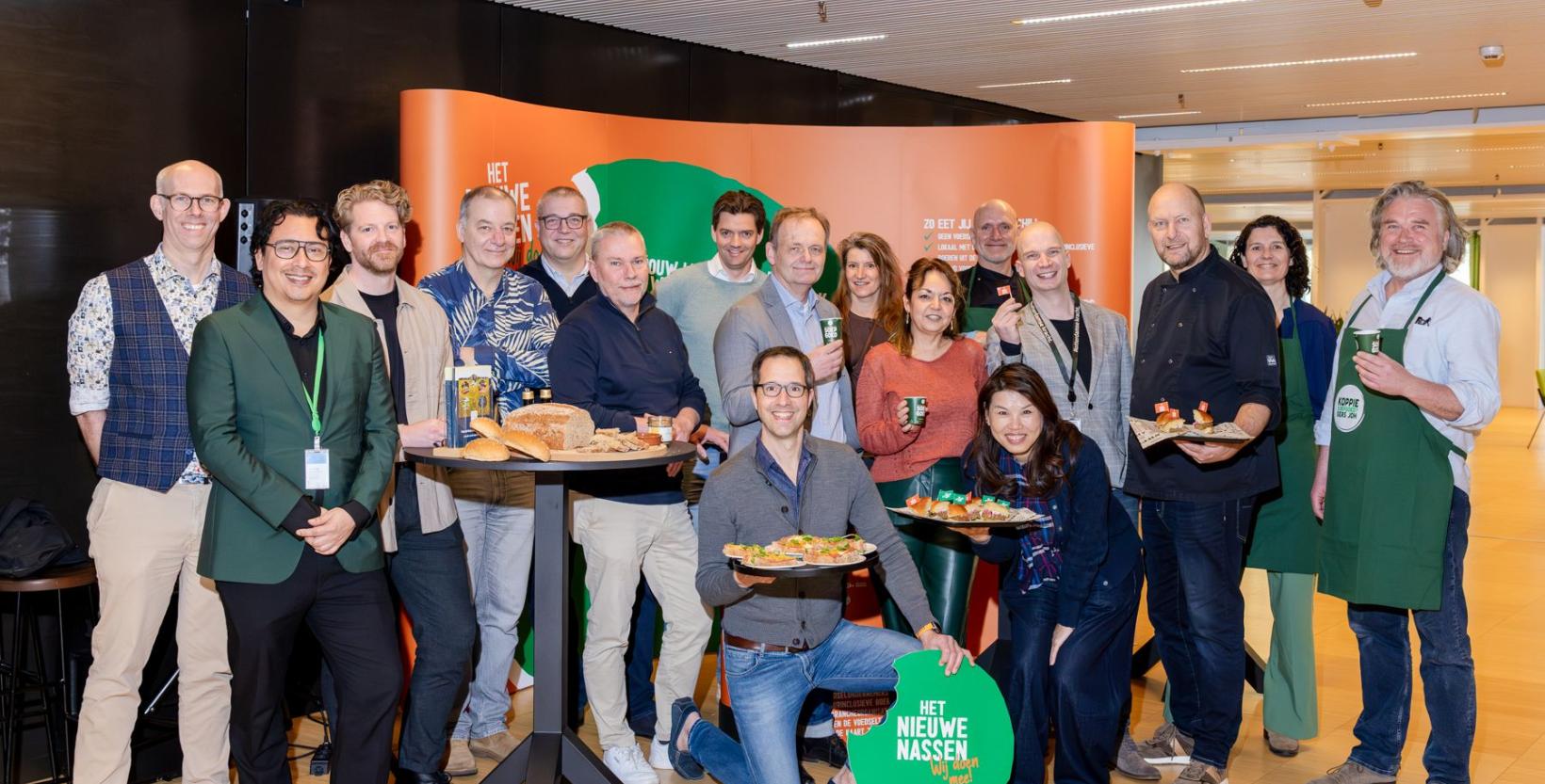 Grote groep mensen die betrokken zijn bij het manifest van het Inkoperscollectief met cateringpartners bij gemeente Rotterdam (door Jaqueline Fuijkschot).