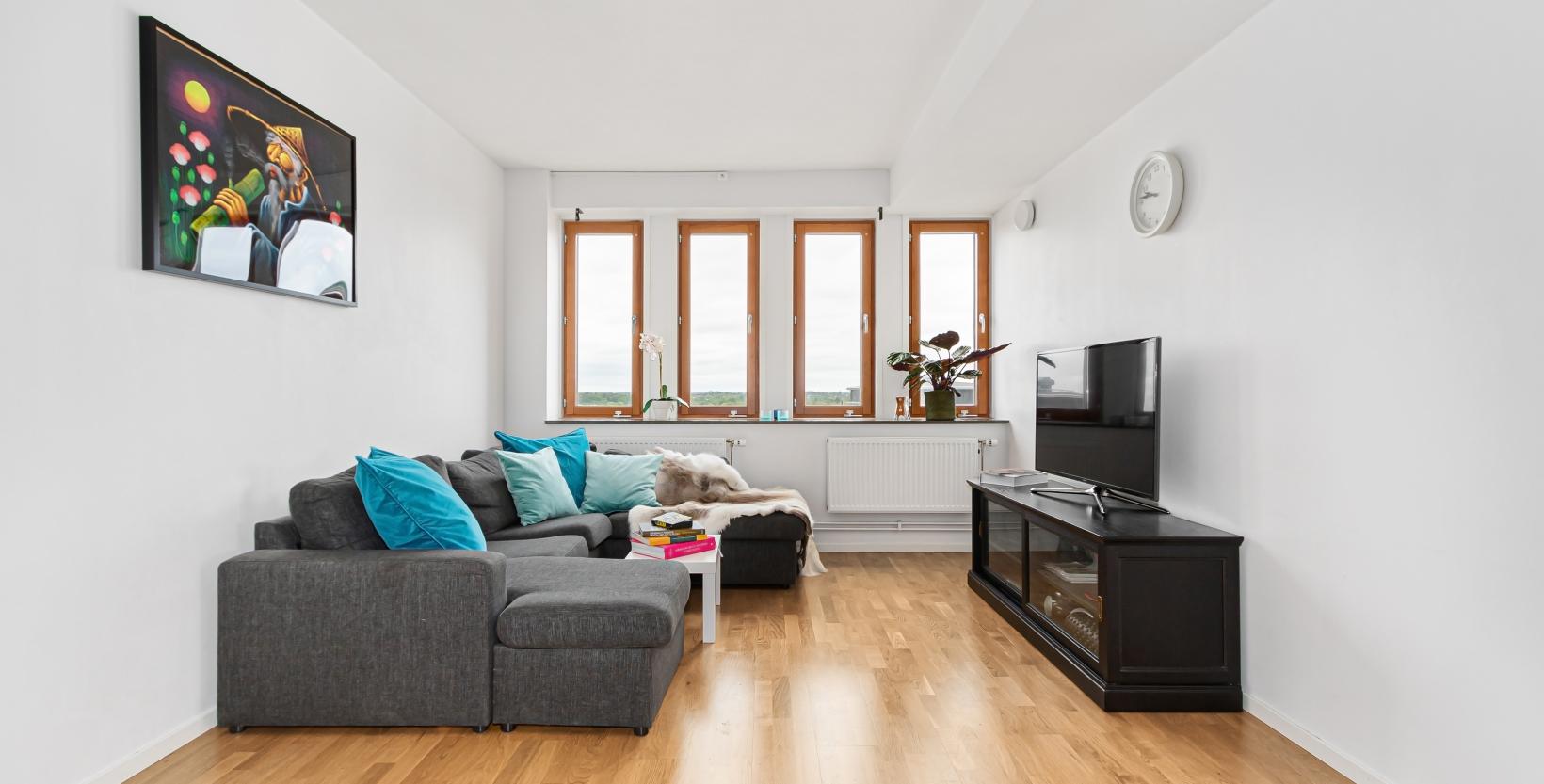 woonkamer met een bank, dressoir en tv