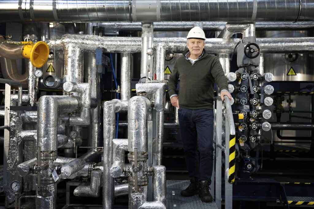 Eigenaar staat voor technische installatie